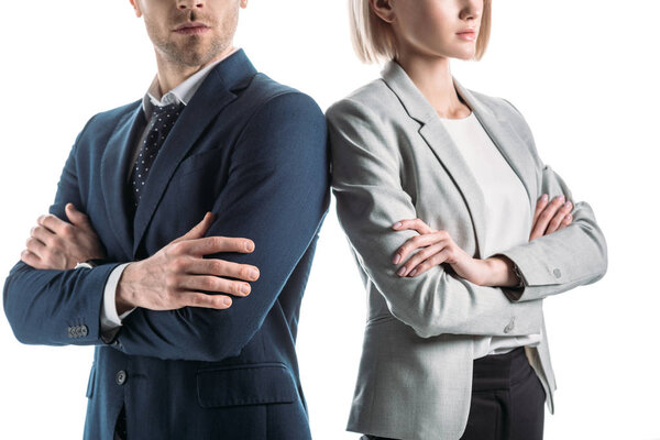 частичный взгляд бизнесмена и бизнесмена, стоящих плечом к плечу со скрещенными руками, изолированными на белом
