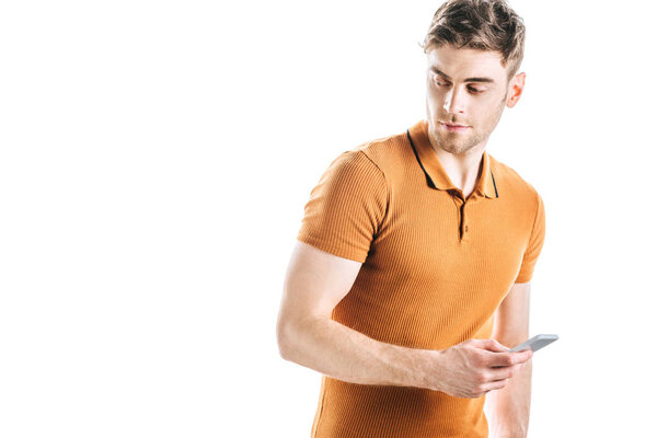 красивый, уверенный в себе человек со смартфоном изолирован на белом
