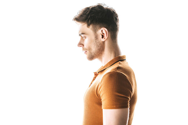 вид сбоку красивого, уверенного в себе человека, изолированного на белом
