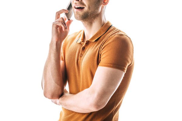 частичный вид улыбающегося человека, разговаривающего на смартфоне, изолированного на белом
