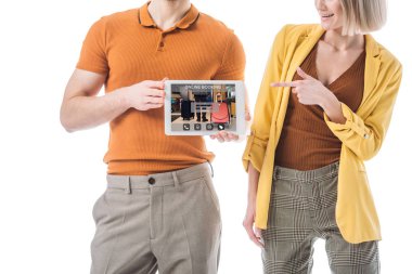 ekranda online rezervasyon uygulaması ile dijital tablet tutan adam kısmi görünümü, güzel kadın kadın beyaz izole parmak ile işaret ederken