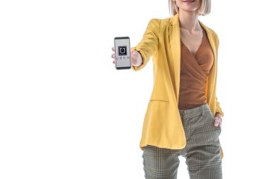 beyaz izole ekranda uber uygulaması ile akıllı telefon tutan genç kadın kırpılmış görünümü