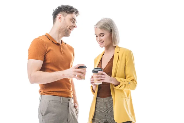 Glad Ung Man Och Kvinna Som Håller Kaffekoppar Och Pratar — Stockfoto
