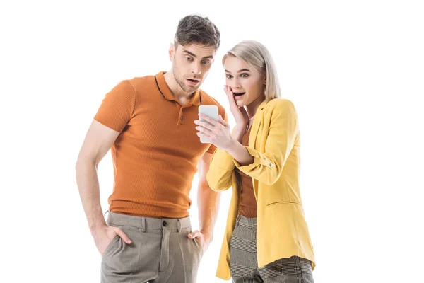 Surpreendido Jovem Homem Mulher Olhando Para Smartphone Isolado Branco — Fotografia de Stock