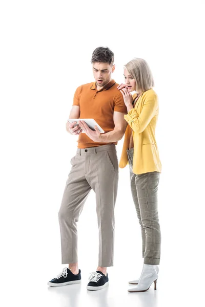 Sorprendido Joven Hombre Mujer Usando Tableta Digital Juntos Aislados Blanco — Foto de Stock