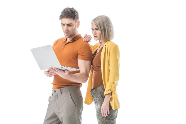 Sorprendido Hombre Mujer Seria Usando Ordenador Portátil Juntos Aislados Blanco — Foto de Stock