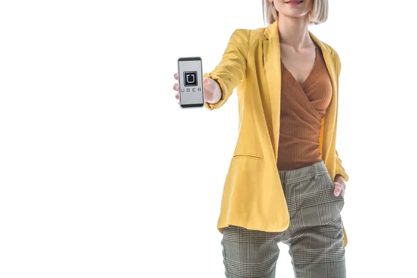 白で隔離された画面上のUberアプリでスマートフォンを持つ若い女性のトリミングビュー — ストック写真