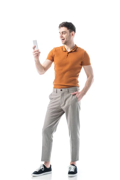 Ωραίος Χαρούμενος Άνθρωπος Χέρι Στην Τσέπη Χρησιμοποιώντας Smartphone Απομονωθεί Λευκό — Φωτογραφία Αρχείου
