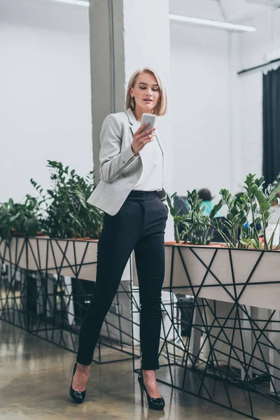 Bonita Mujer Negocios Ropa Formal Con Mano Bolsillo Utilizando Teléfono — Foto de Stock