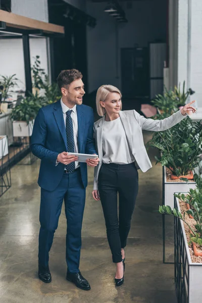 Hübsche Geschäftsfrau Zeigt Mit Dem Finger Die Nähe Eines Gutaussehenden — Stockfoto