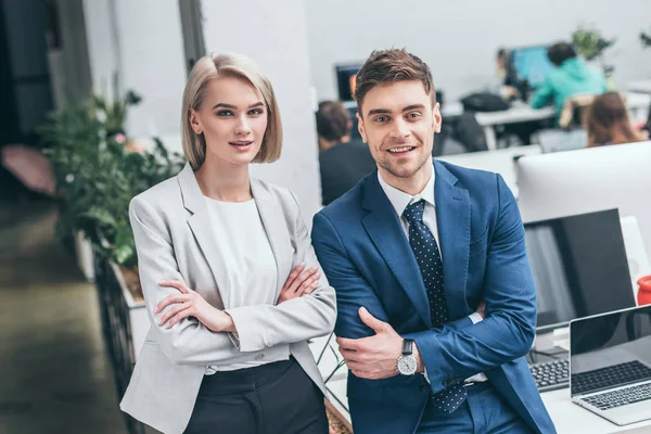 Dos Jóvenes Socios Negocios Con Las Manos Cruzadas Sonriendo Mirando — Foto de Stock