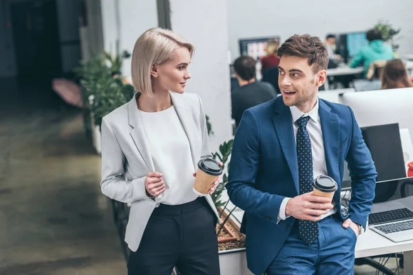 Mulher Negócios Bonita Empresário Bonito Segurando Copos Papel Falando Offce — Fotografia de Stock