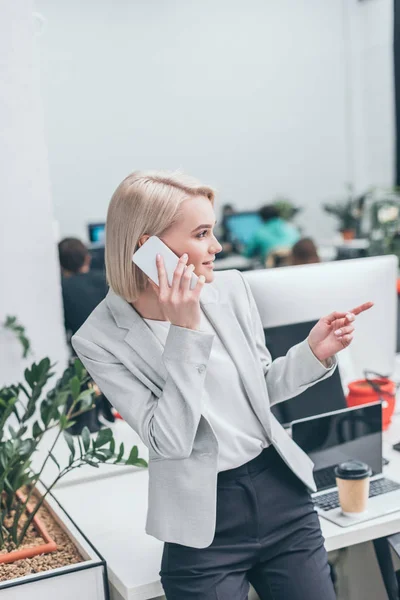 Vrij Vrolijke Zakenvrouw Praten Smartphone Wijzend Met Vinger — Stockfoto