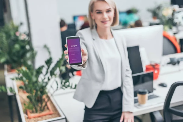 Enfoque Selectivo Atractiva Mujer Negocios Sosteniendo Teléfono Inteligente Con Aplicación — Foto de Stock