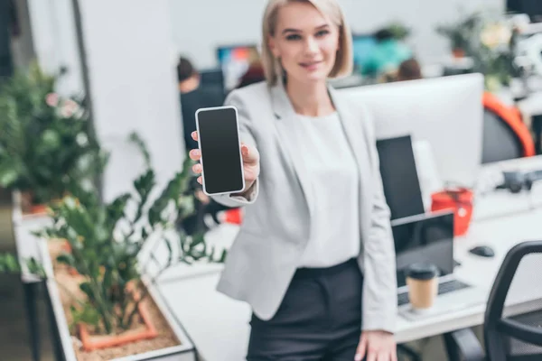 Foco Seletivo Empresária Loira Bonita Segurando Smartphone Com Tela Branco — Fotografia de Stock