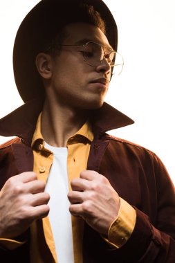 beyaz üzerinde izole güneş gözlüğü ve şapka moda karışık yarış adam