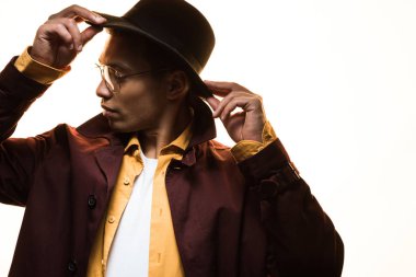 kopya alanı ile beyaz üzerinde izole şapka koyarak gözlük şık karışık yarış adam