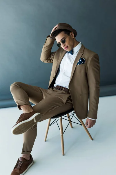 Homem Raça Mista Elegante Terno Óculos Sol Sentado Cadeira Posando — Fotografia de Stock