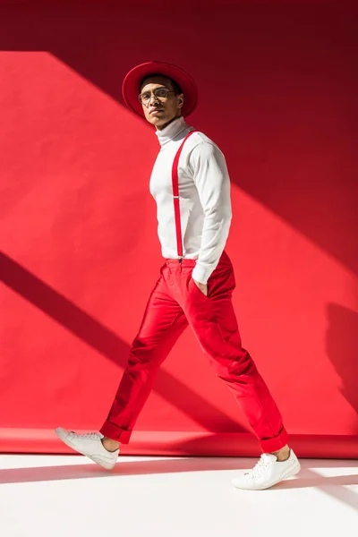 Hombre Raza Mixta Moda Sombrero Tirantes Posando Rojo — Foto de Stock