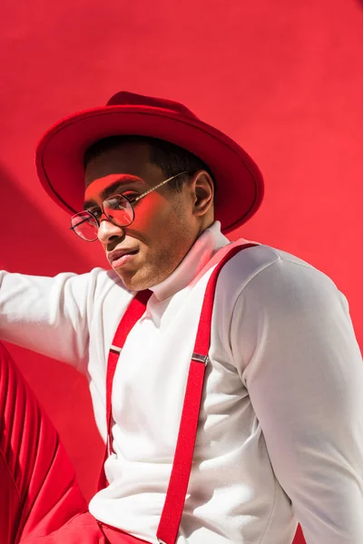 Homem Raça Mista Moda Chapéu Óculos Suspensórios Posando Vermelho — Fotografia de Stock