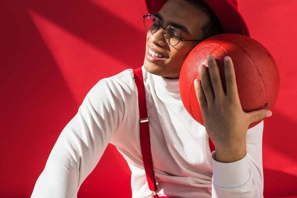 Homem Raça Mista Elegante Chapéu Suspensórios Sorrindo Enquanto Posando Com — Fotografia de Stock