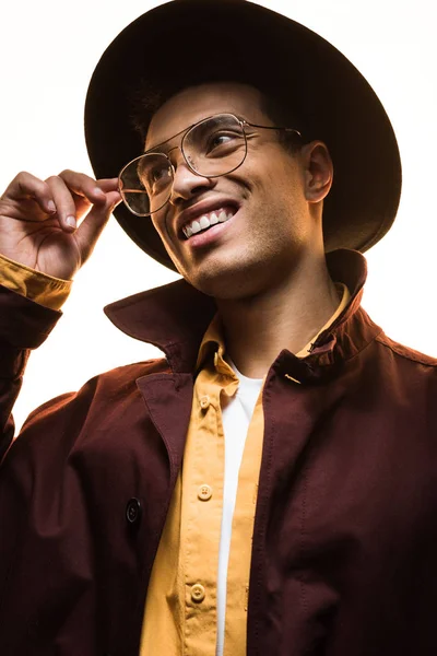 Homem Raça Mista Elegante Chapéu Segurando Óculos Sorrindo Isolado Branco — Fotografia de Stock