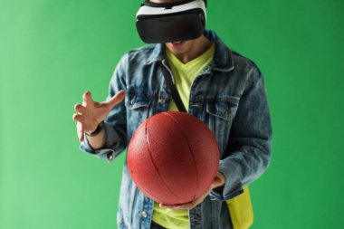 yeşil ekranda basketbol tutarken sanal gerçeklik kulaklık içinde karışık yarış adam