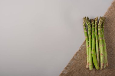 yeşil kuşkonmaz üstten görünüm üzerinde çul gri arka plan üzerinde