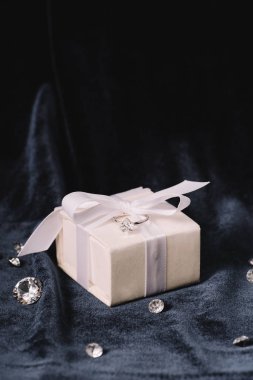 nişan yüzüğü hediye kutusu mavi kumaş üzerine parlak diamonds yakınındaki üzerinde