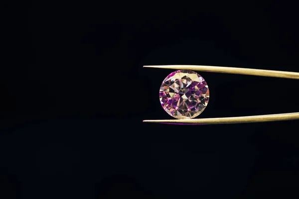 Farbenfroher Funkelnder Diamant Pinzette Isoliert Auf Schwarz — Stockfoto