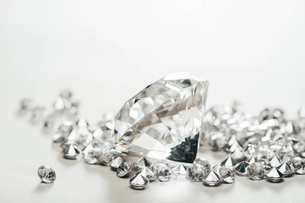 Szelektív Összpontosít Csillogó Tiszta Nagy Gyémánt Között Kis Fehér Háttér — Stock Fotó