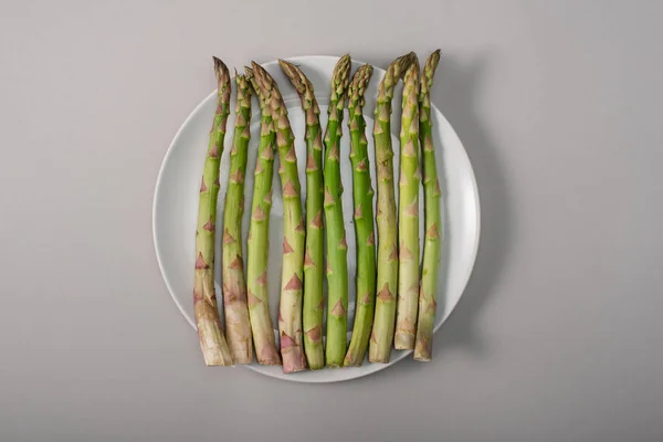 Top View Green Organic Asparagus Plate Grey Background — Stock Photo, Image