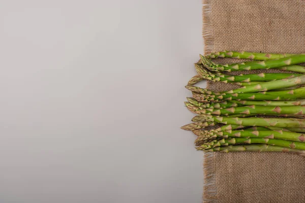 Vedere Sus Sparanghelului Crud Verde Pânză Sac Fundal Gri — Fotografie, imagine de stoc