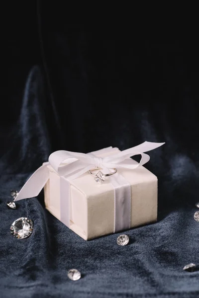 Обручальное Кольцо Подарочной Коробке Возле Блестящих Бриллиантов Голубой Ткани — стоковое фото