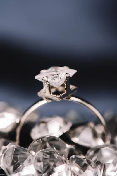 光沢のあるダイヤモンドの婚約指輪の選択と集中 — ストック写真
