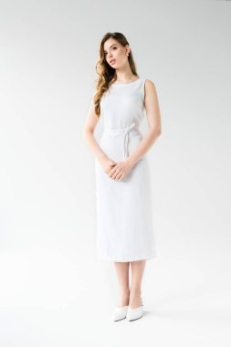 beyaz üzerinde elbise ayakta çekici genç kadın