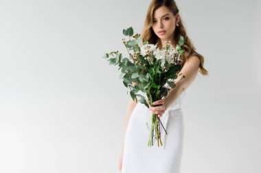 Beyaz çekici kız elinde çiçekler seçici odak