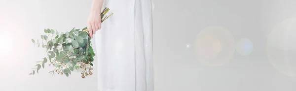Panoramatický Záběr Dívky Šatech Držící Květiny Bílém — Stock fotografie