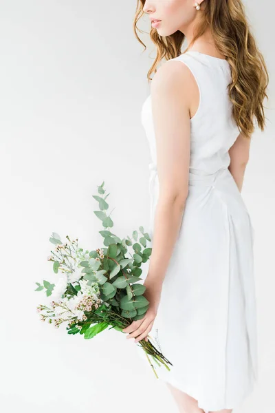 Wykadrowany Widok Kobiety Eleganckiej Sukni Trzyma Kwiaty Białym Tle — Zdjęcie stockowe