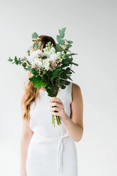 白い上の花と顔を覆うドレスの女の子 — ストック写真