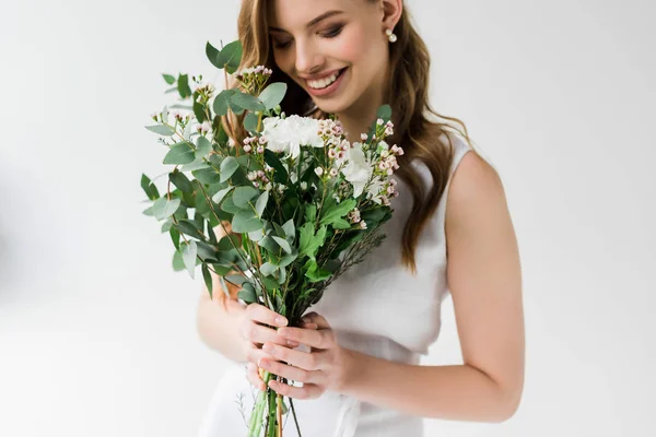 Joyeuse Jeune Femme Regardant Des Fleurs Souriant Sur Blanc — Photo