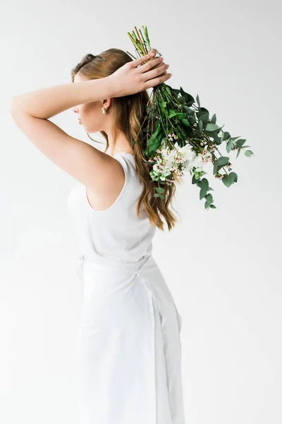Mladá Žena Šatech Držící Květiny Vzadu Izolovaná Bílém — Stock fotografie