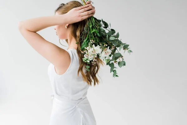 Flicka Klänning Som Håller Blommor Bakom Ryggen Vita — Stockfoto