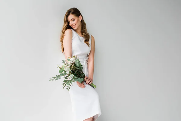 Mulher Sorridente Vestido Segurando Buquê Flores Com Folhas Eucalipto Branco — Fotografia de Stock