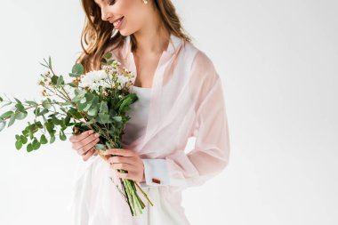 kırpılmış yeşil okaliptüs çiçeklerle tutan mutlu kız görünümünü Beyaz yaprakları 