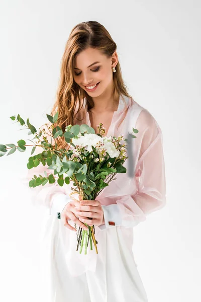 Niña Sonriente Sosteniendo Flores Con Hojas Eucalipto Verde Sobre Blanco —  Fotos de Stock