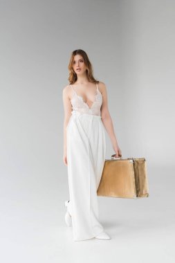 şık kız çanta gri yürürken holding 