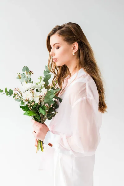 Bonita Chica Sosteniendo Flores Con Hojas Eucalipto Verde Sobre Blanco —  Fotos de Stock