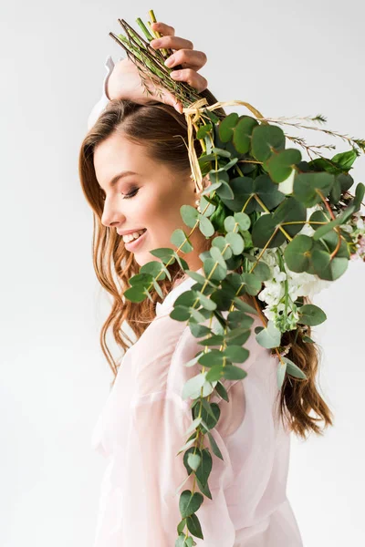 Feliz Hermosa Chica Sosteniendo Flores Con Hojas Eucalipto Verde Detrás —  Fotos de Stock