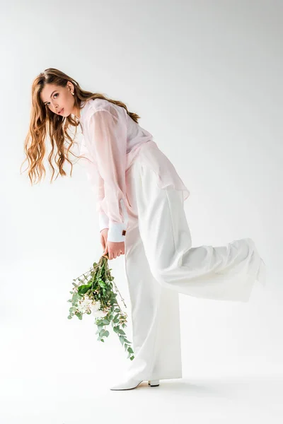 Stylische Junge Frau Mit Blumen Mit Eukalyptusblättern Auf Weißem Grund — Stockfoto